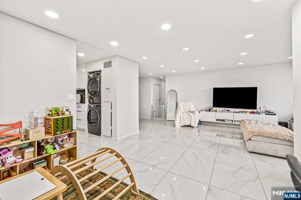 427 Harmon Cove Tower 427