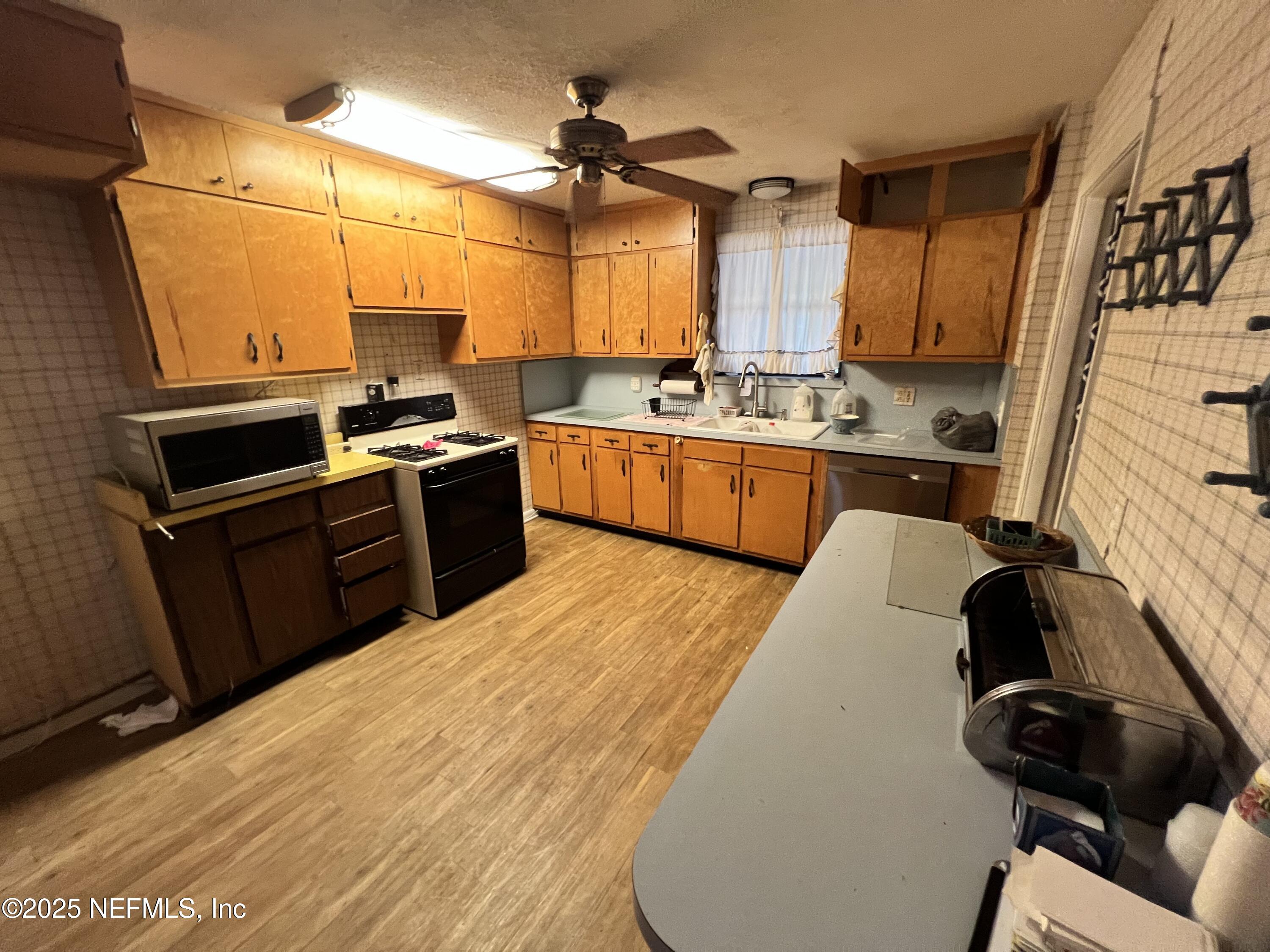 6805 TOM THUMB Drive