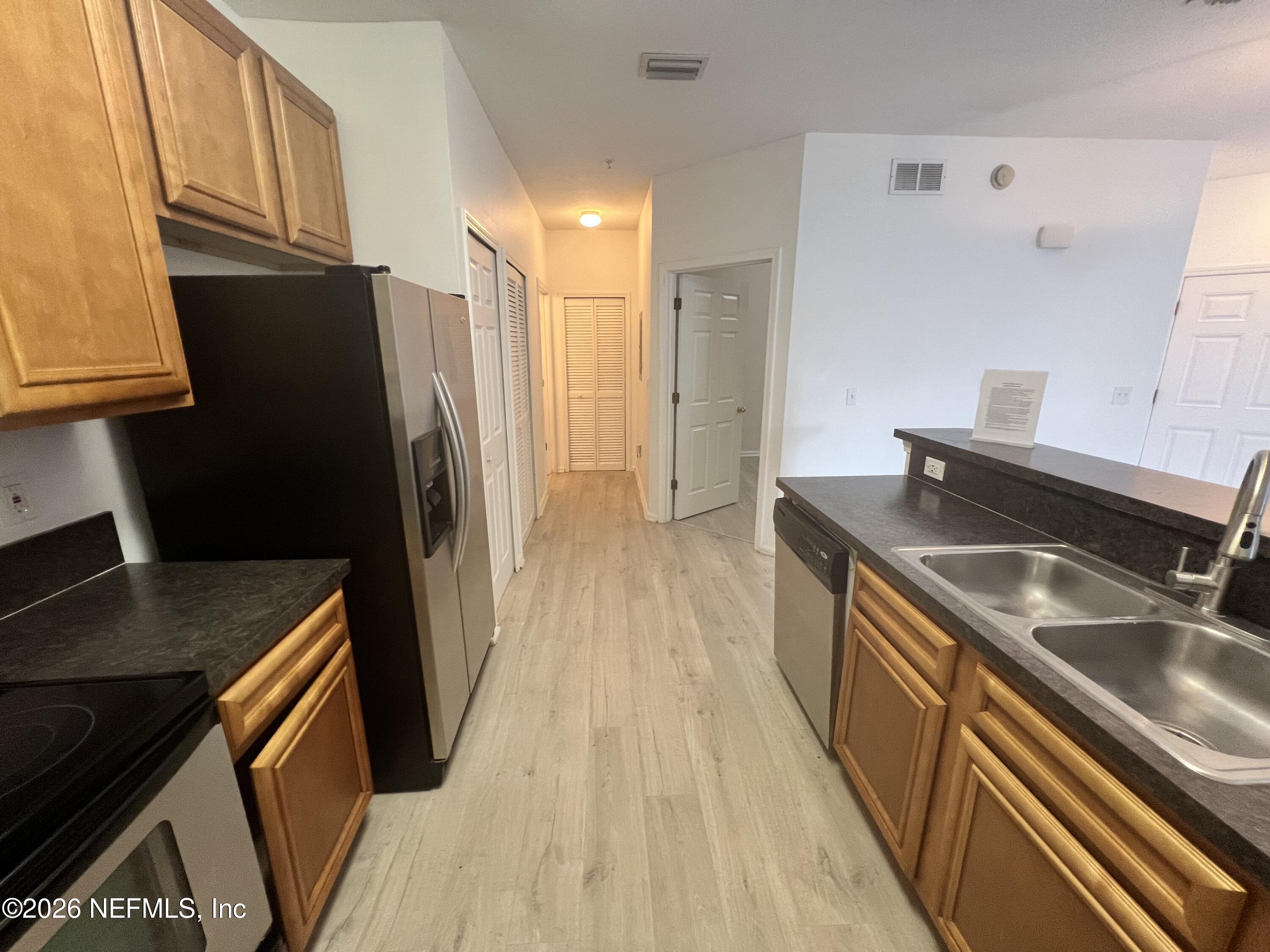 8226 GREEN PARROT Road 105