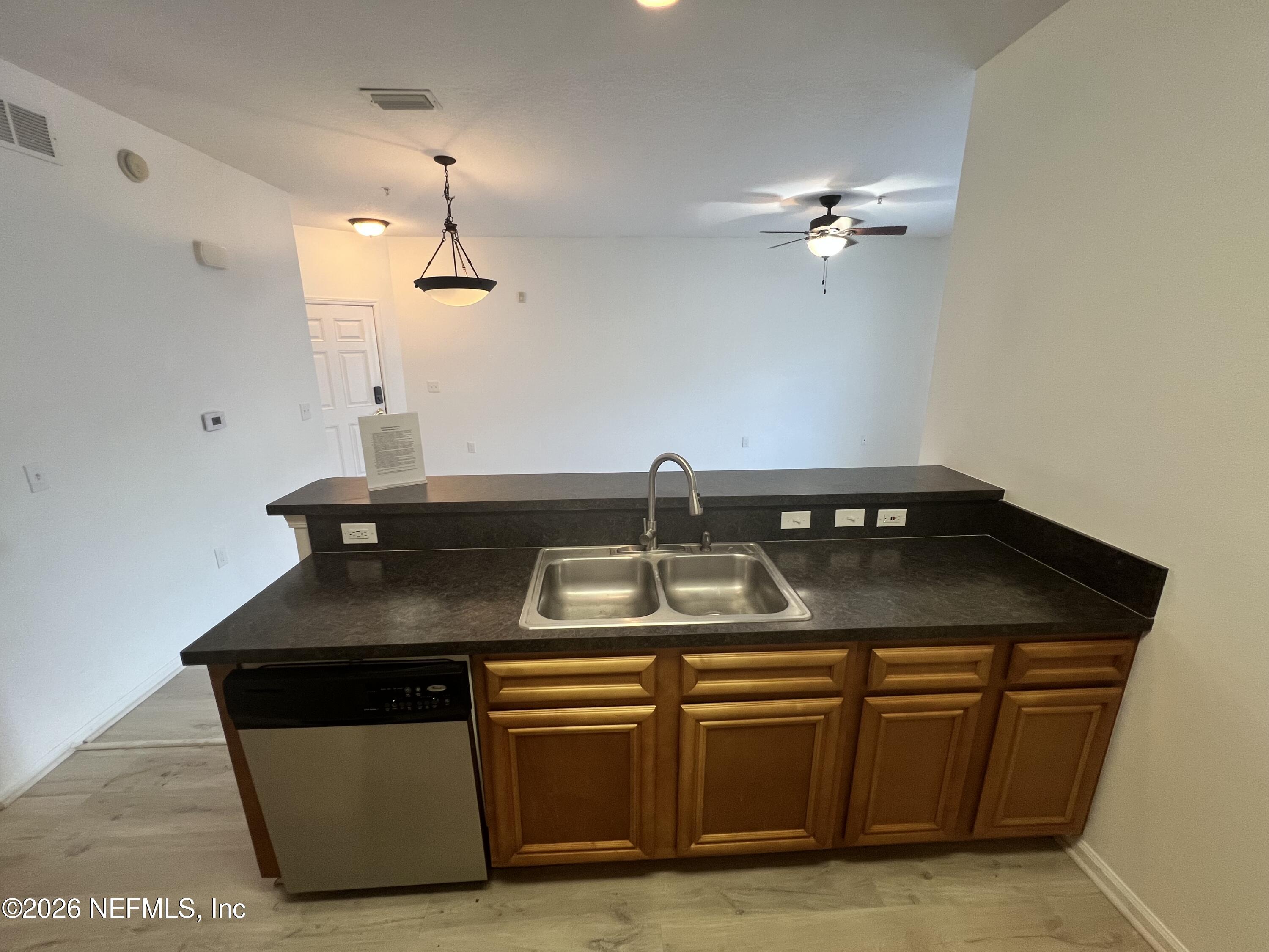 8226 GREEN PARROT Road 105