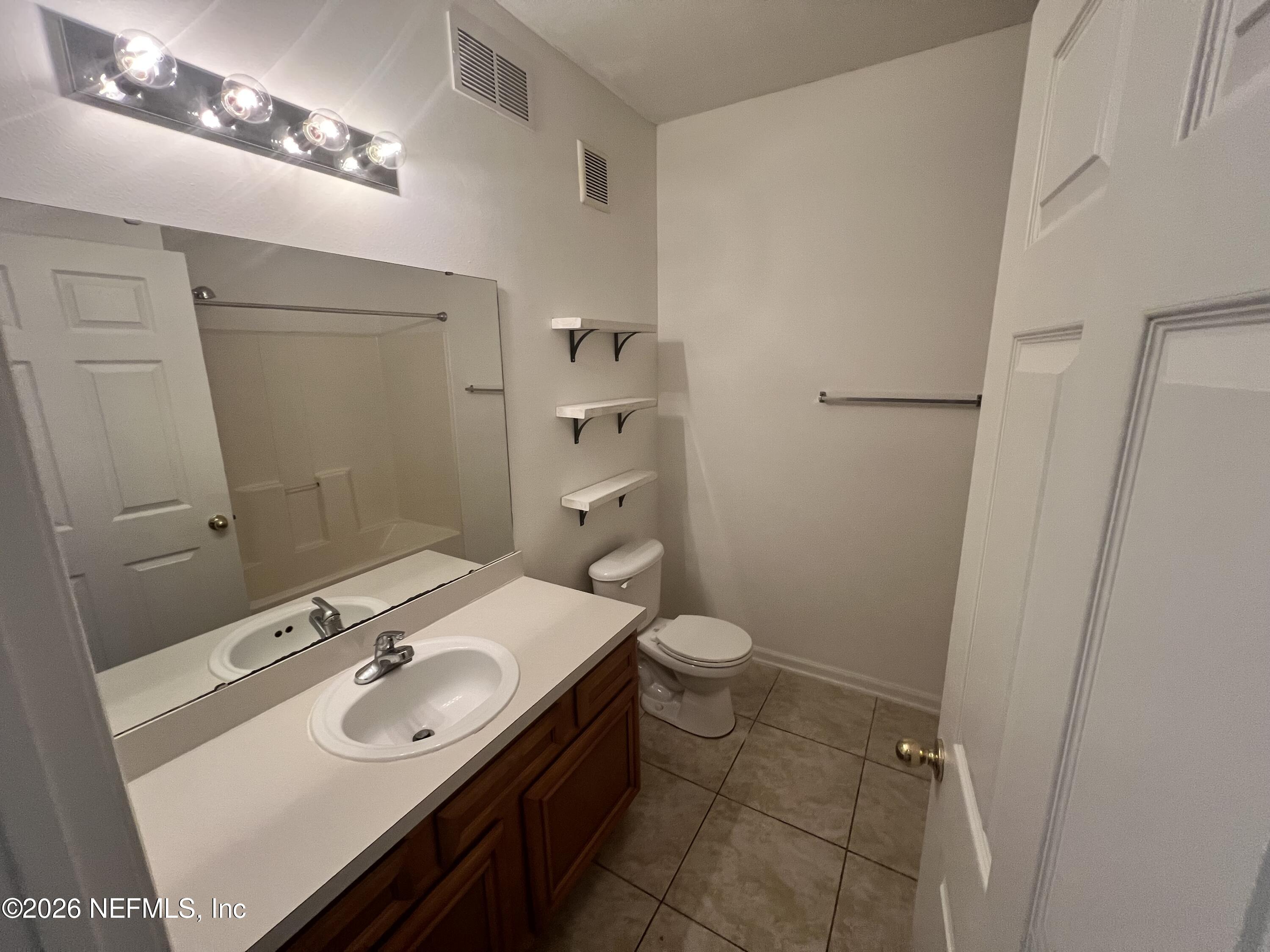 8226 GREEN PARROT Road 105