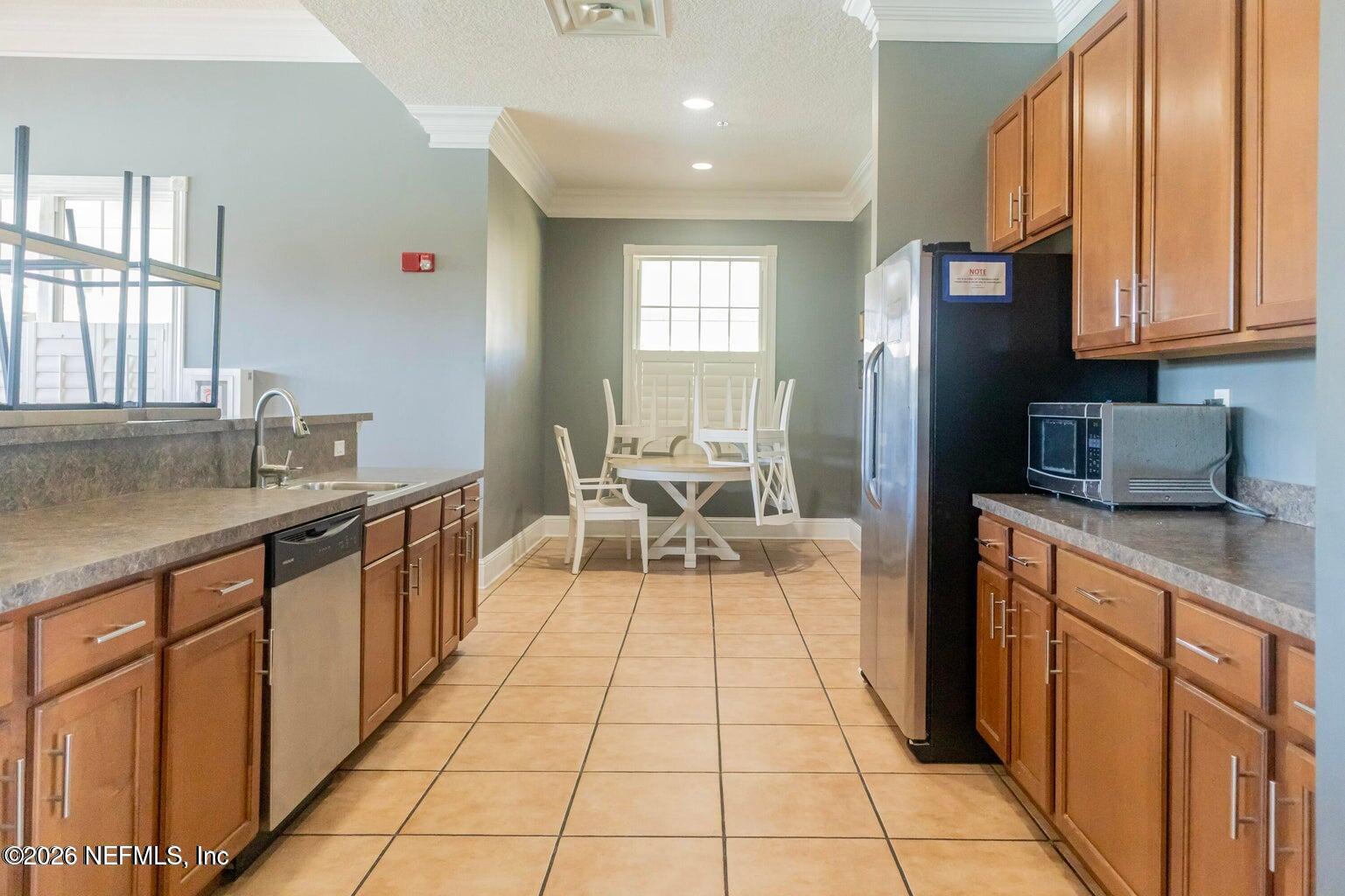 8226 GREEN PARROT Road 105