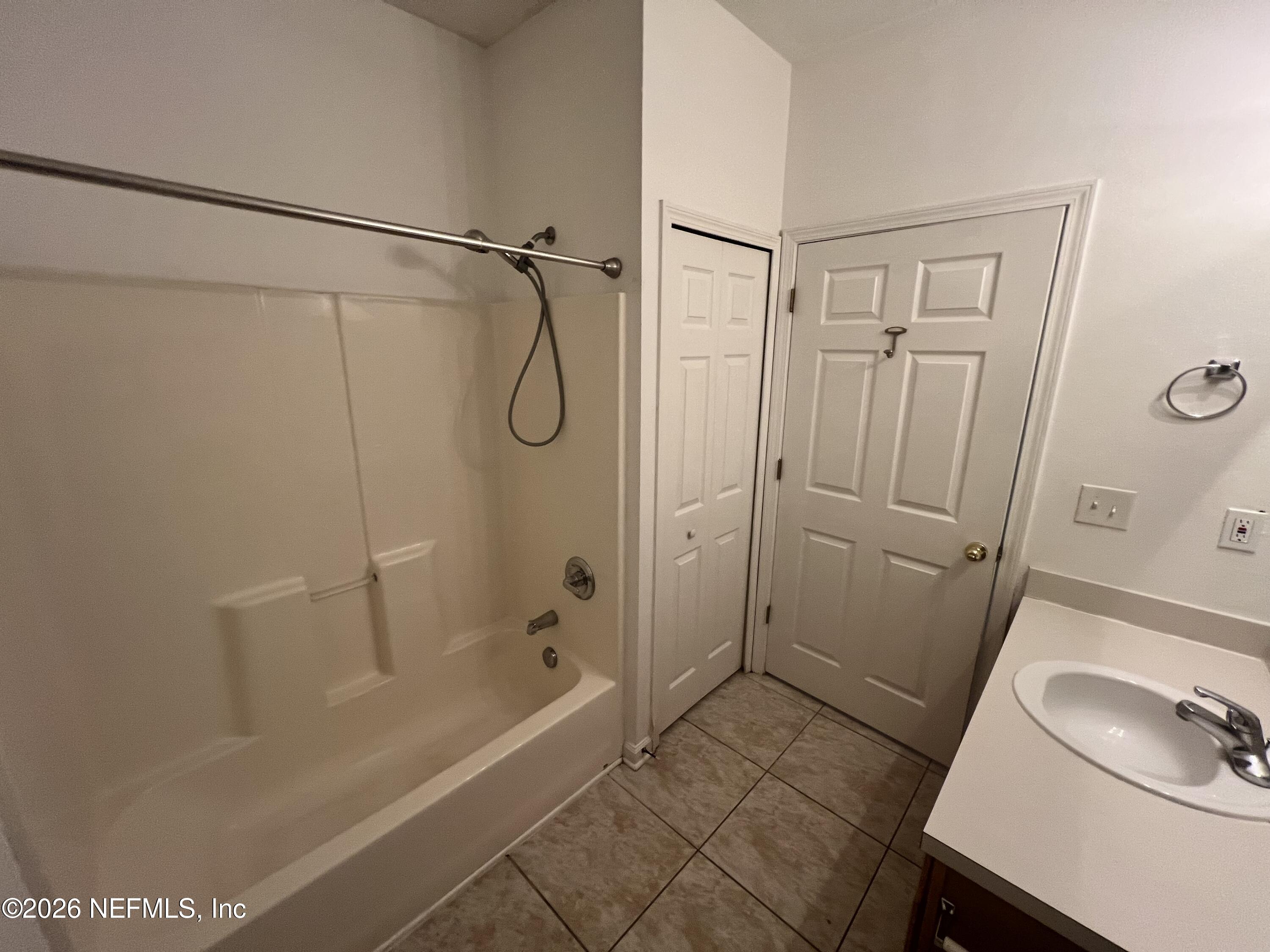 8226 GREEN PARROT Road 105