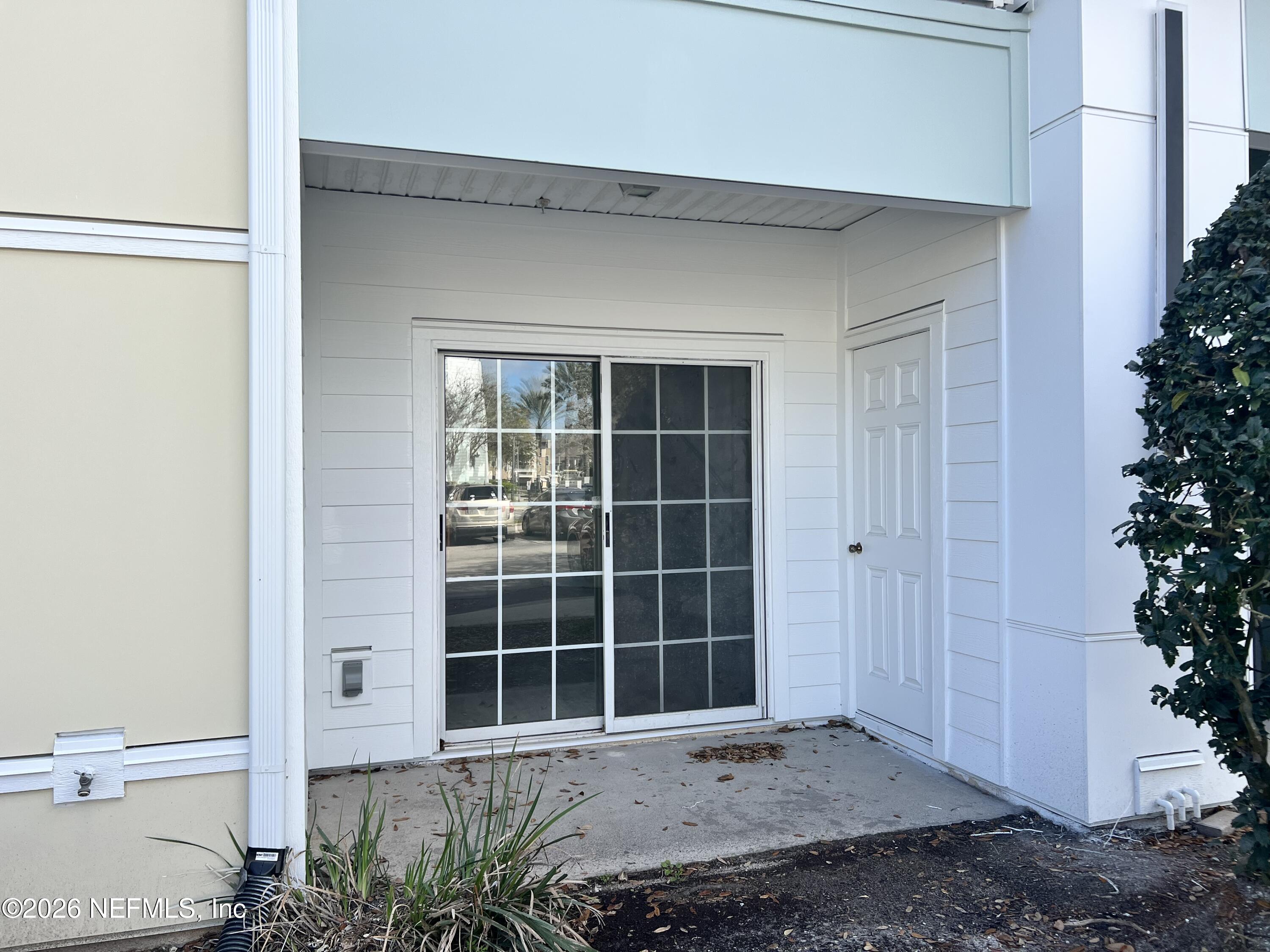 8226 GREEN PARROT Road 105