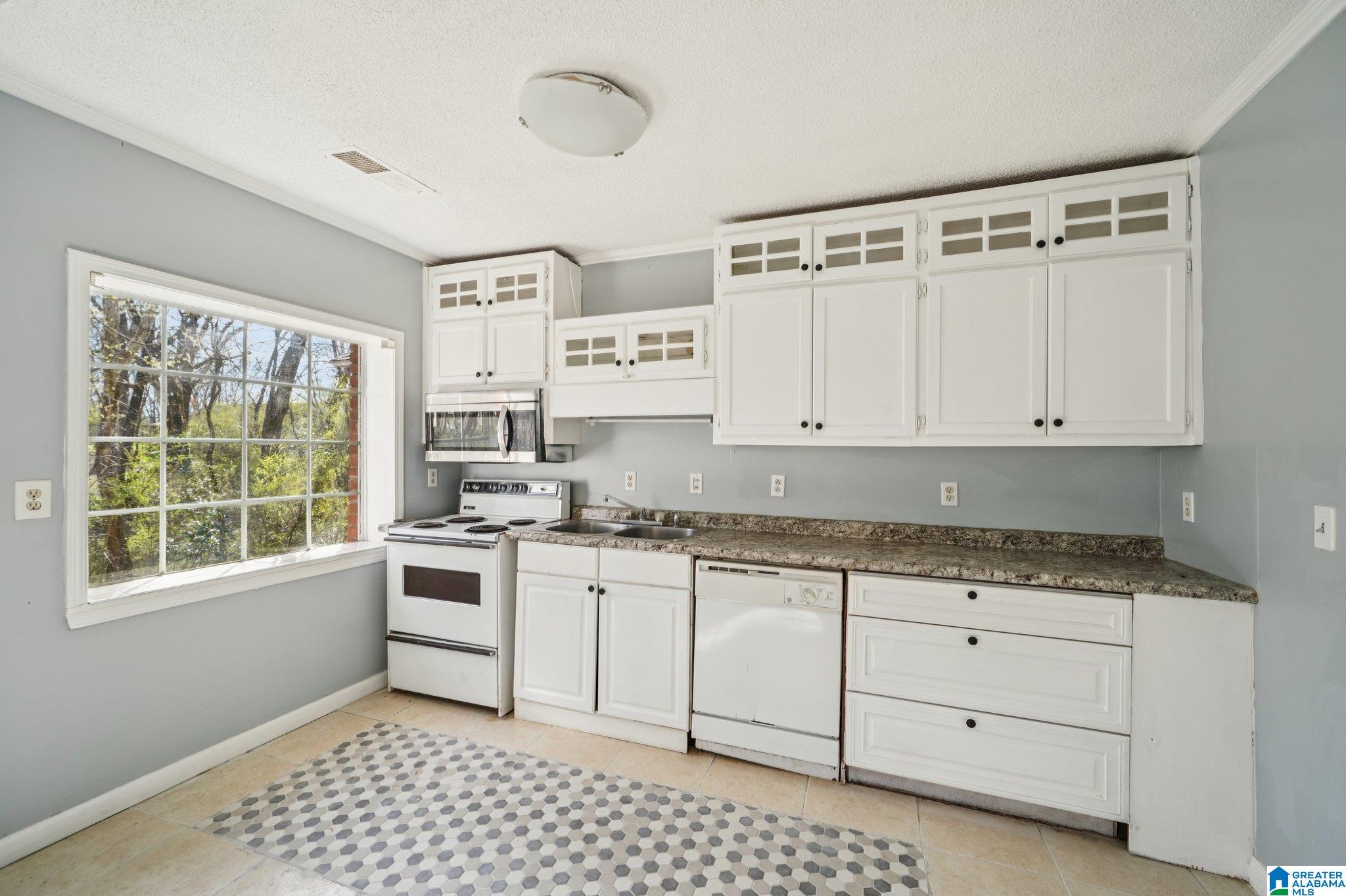 613 SHERIDAN ROAD