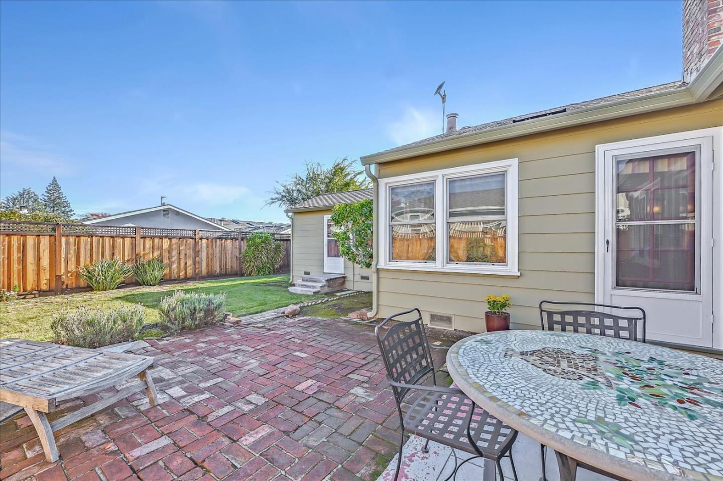 549 Emerald AVE