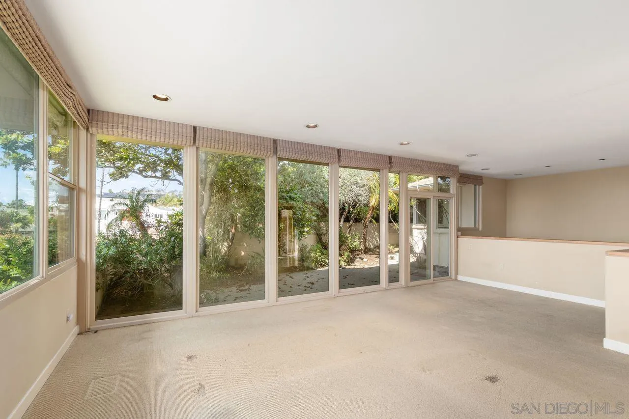 6671 Avenida La Reina