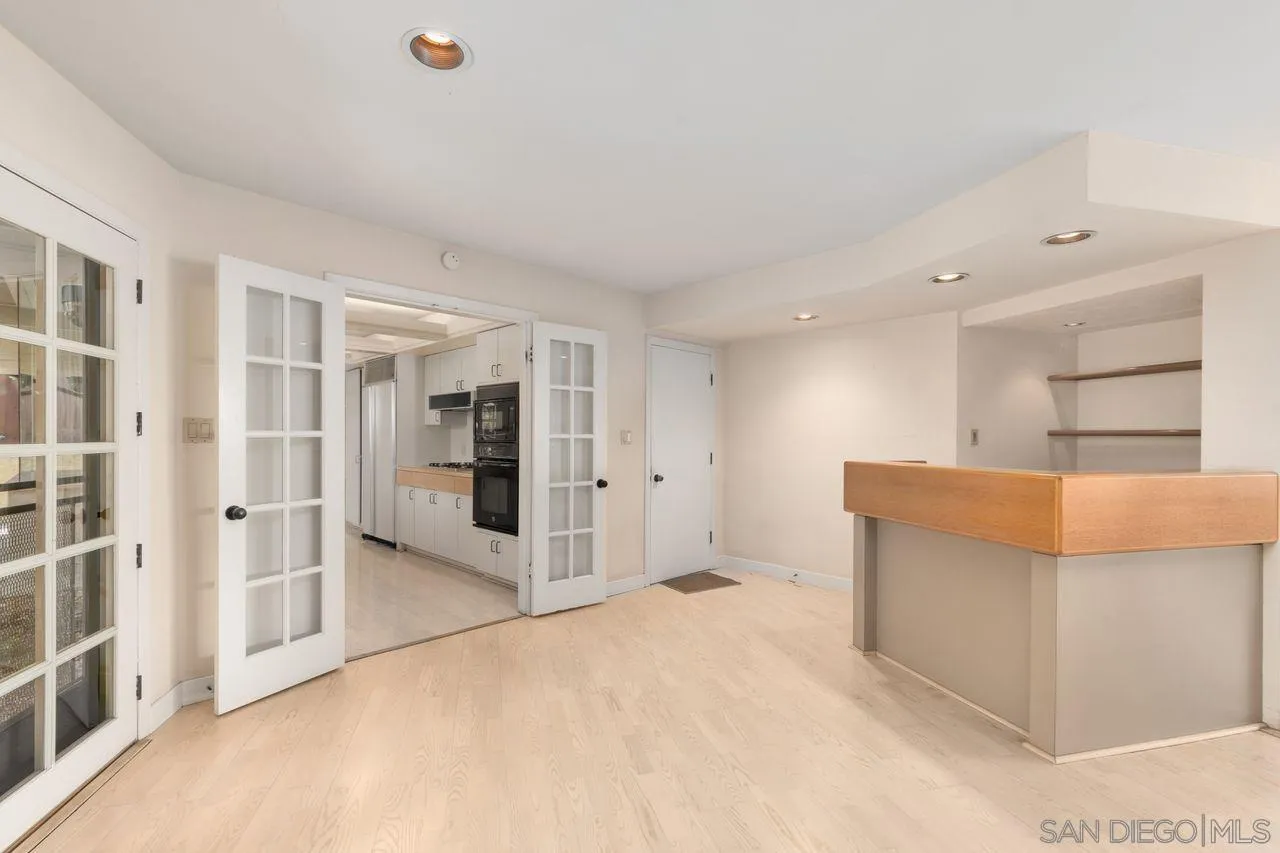 6671 Avenida La Reina