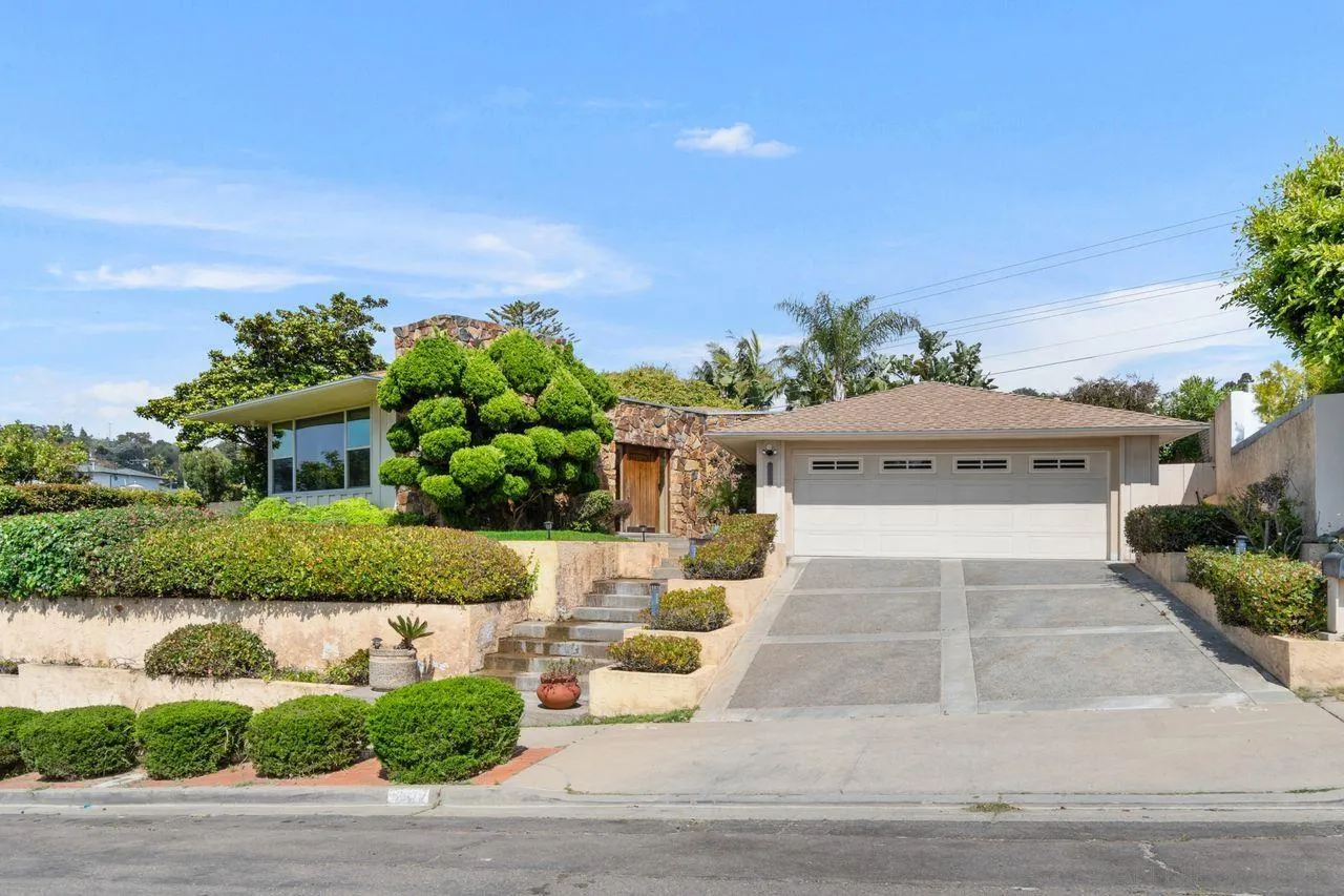 6671 Avenida La Reina