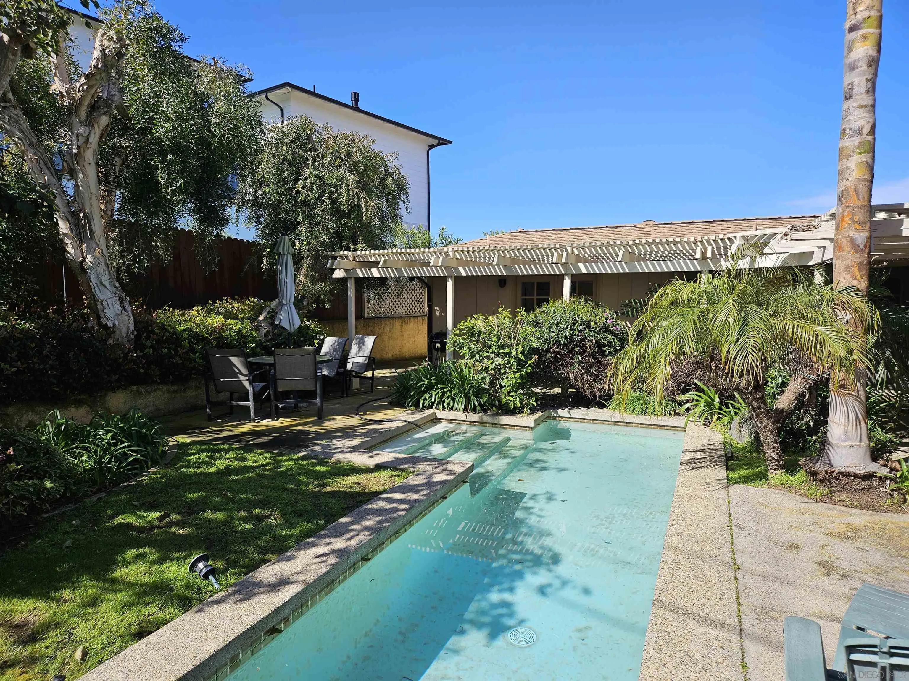 6671 Avenida La Reina