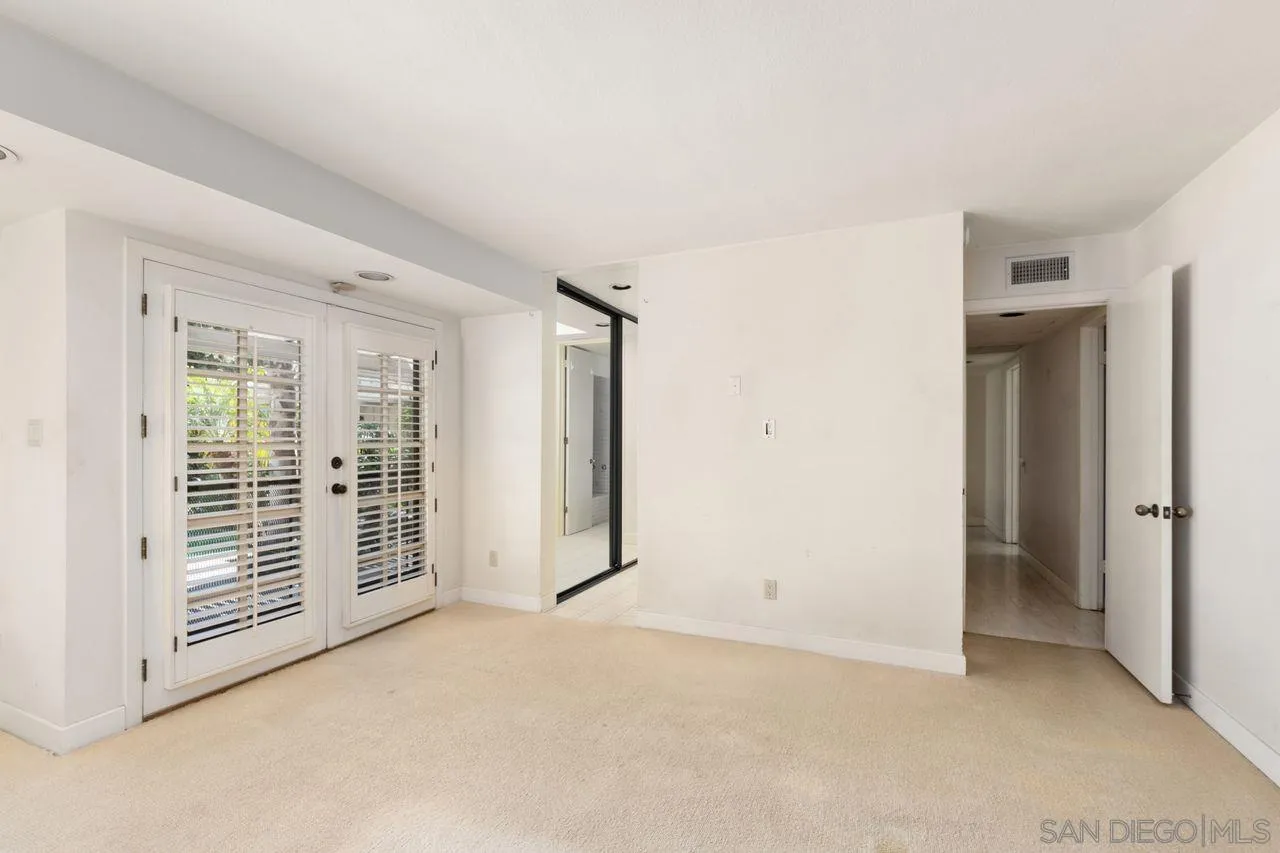 6671 Avenida La Reina