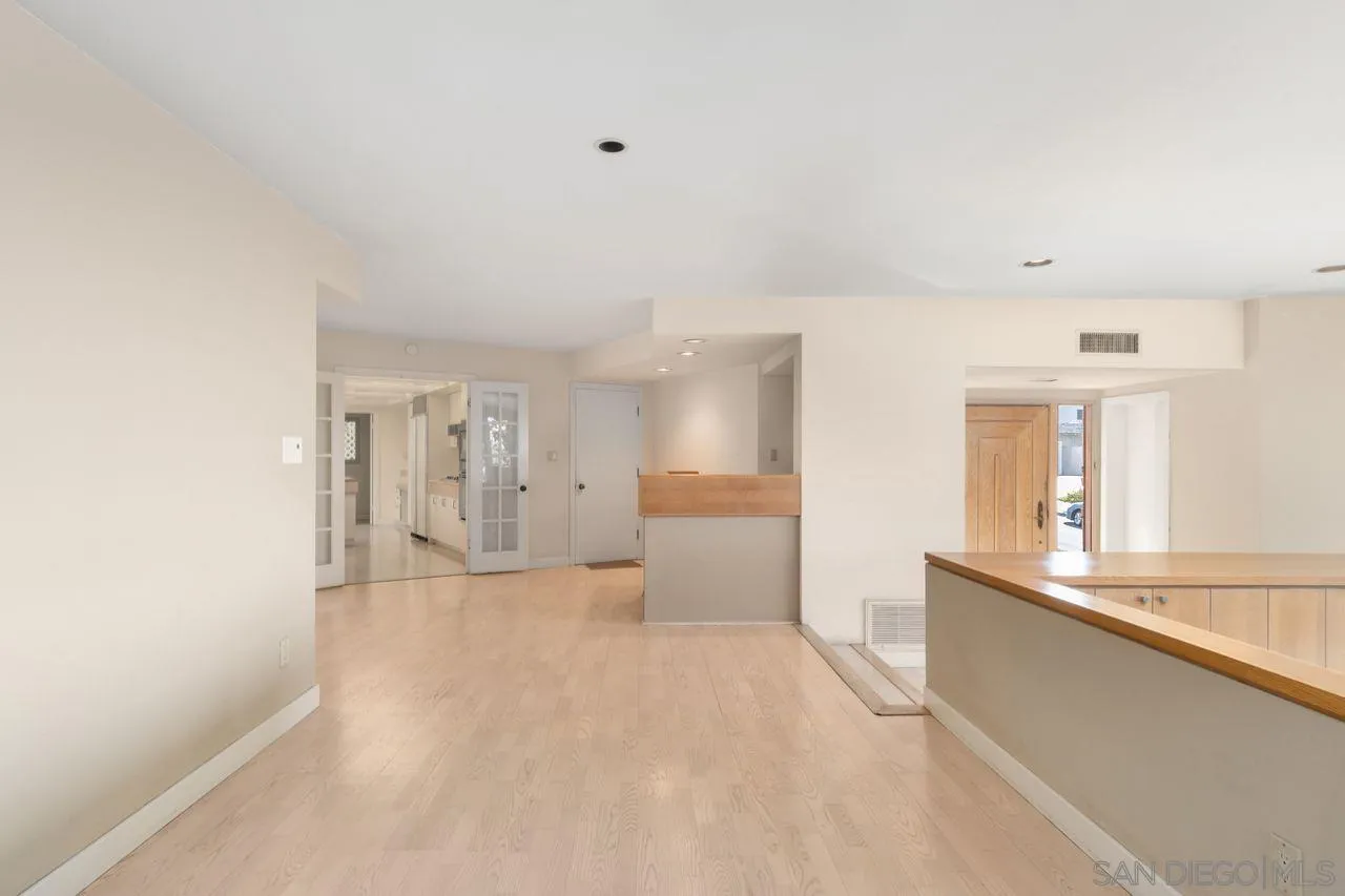 6671 Avenida La Reina