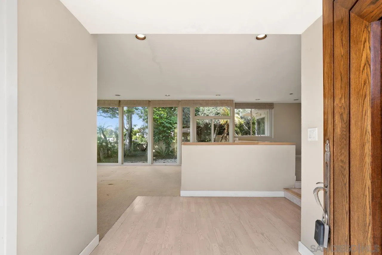6671 Avenida La Reina