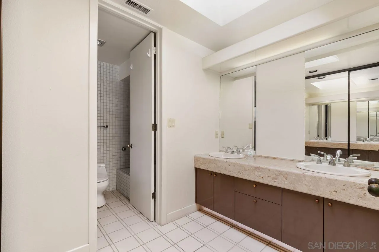 6671 Avenida La Reina