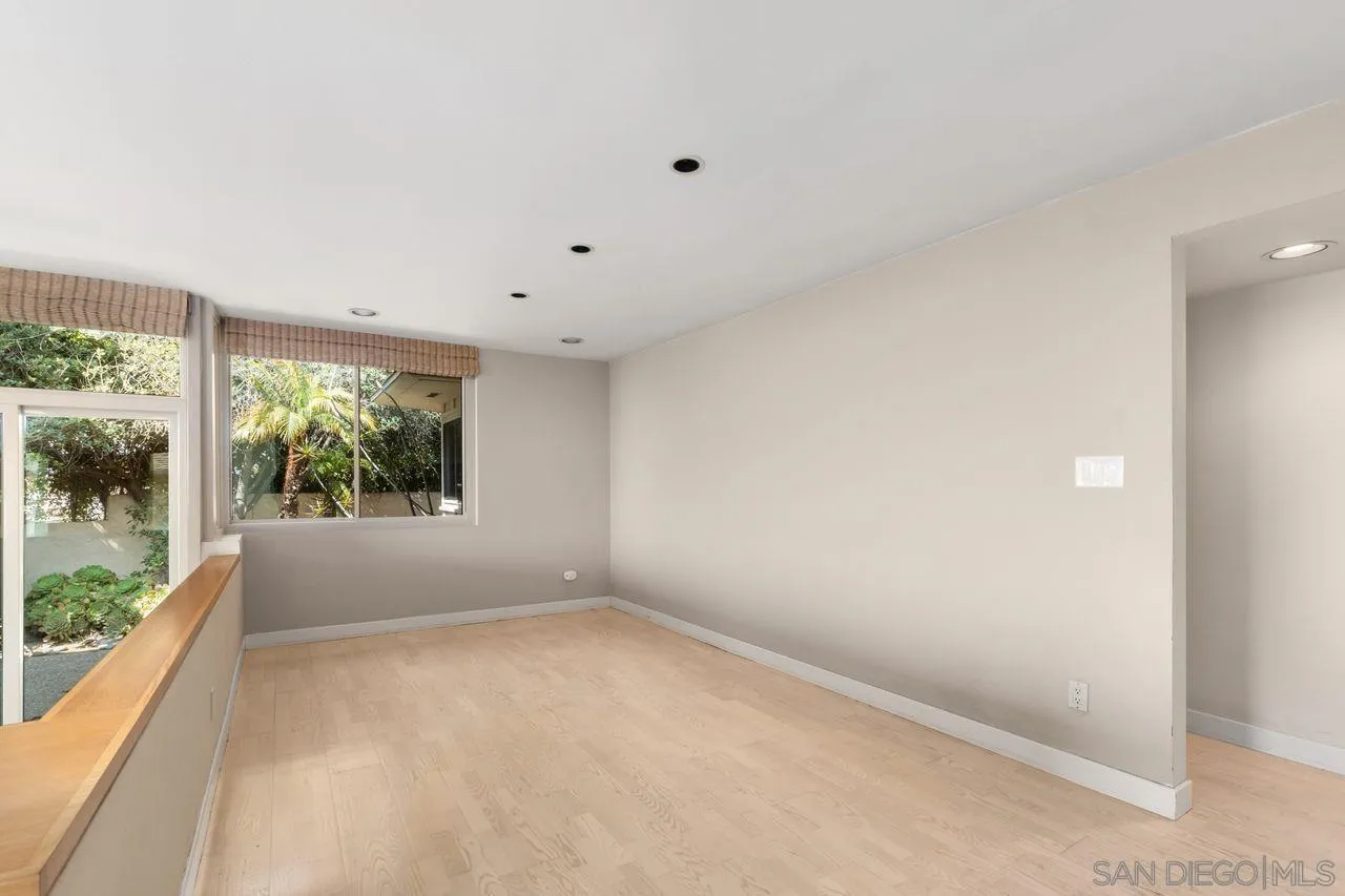6671 Avenida La Reina