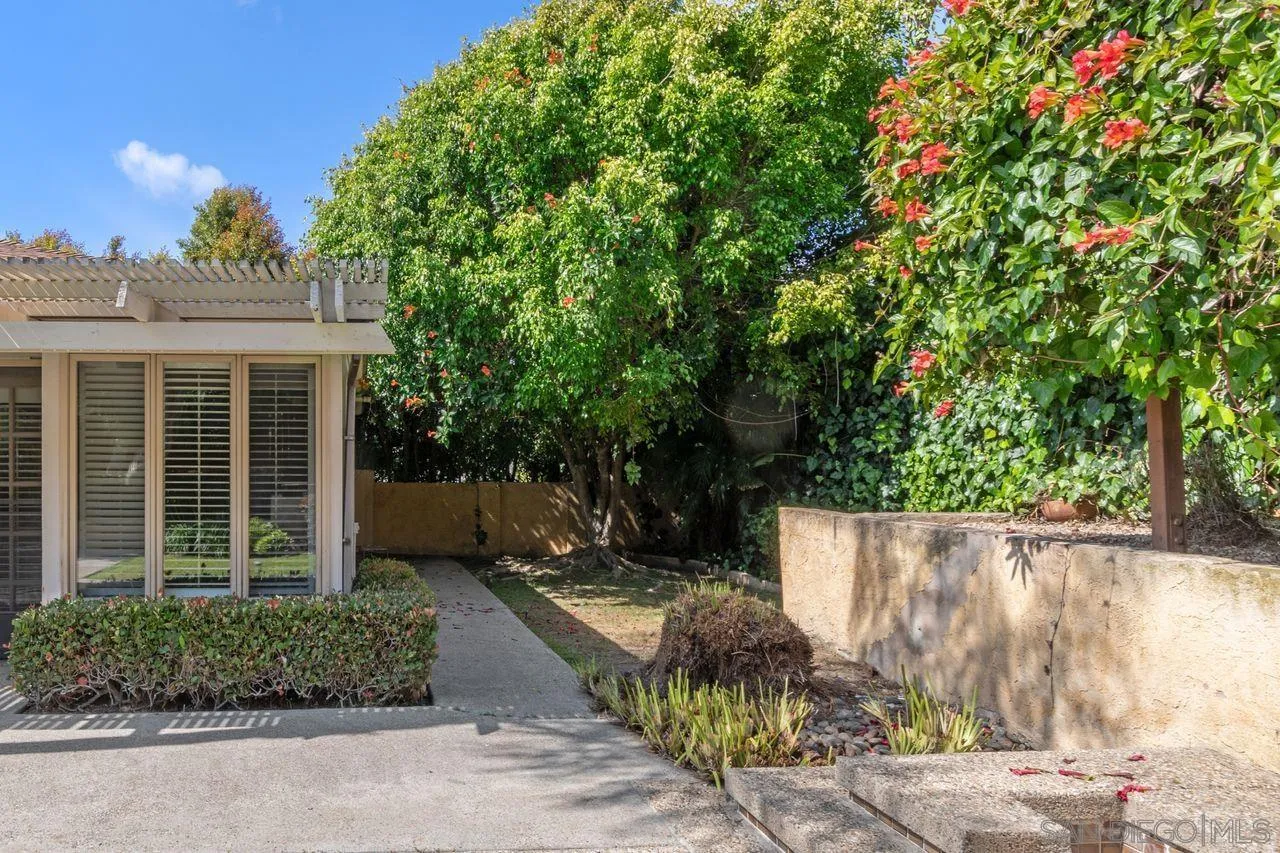 6671 Avenida La Reina