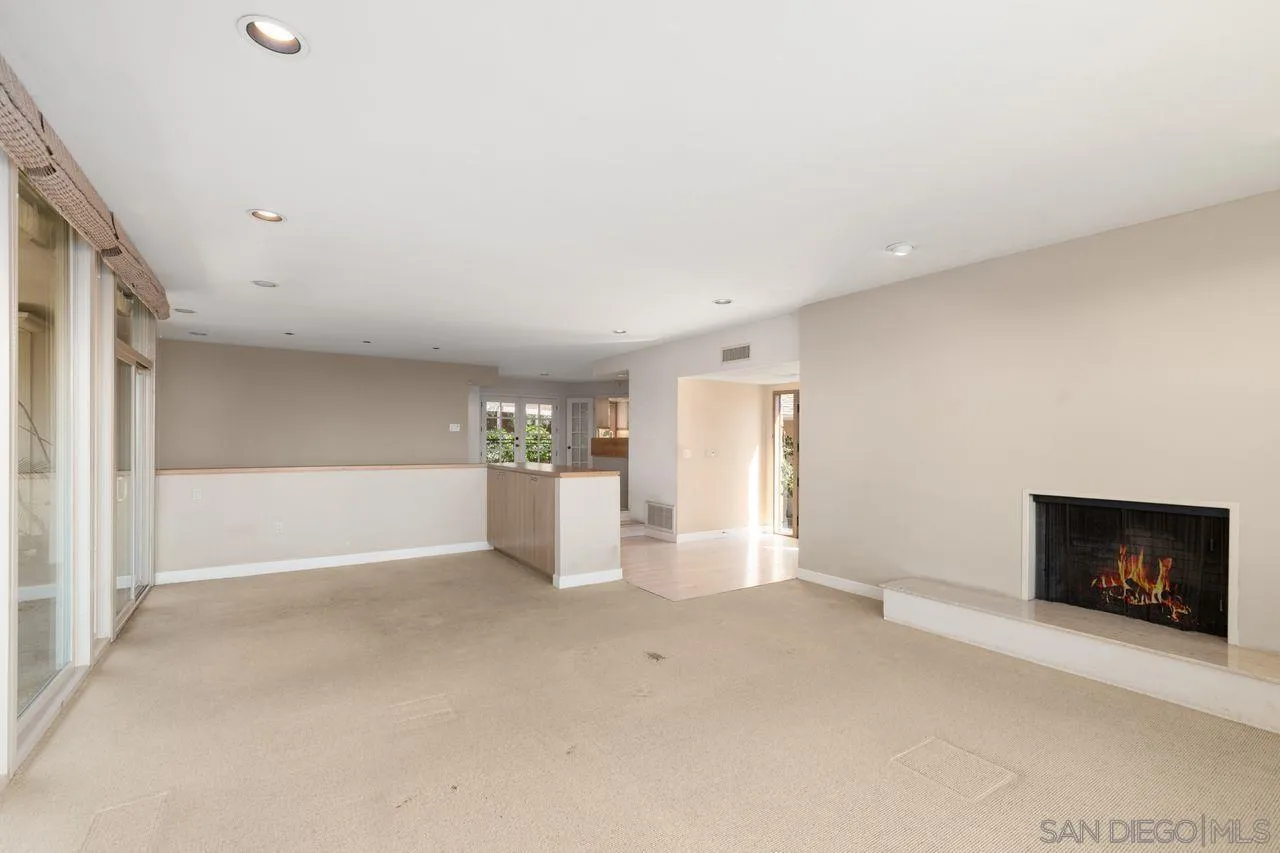 6671 Avenida La Reina