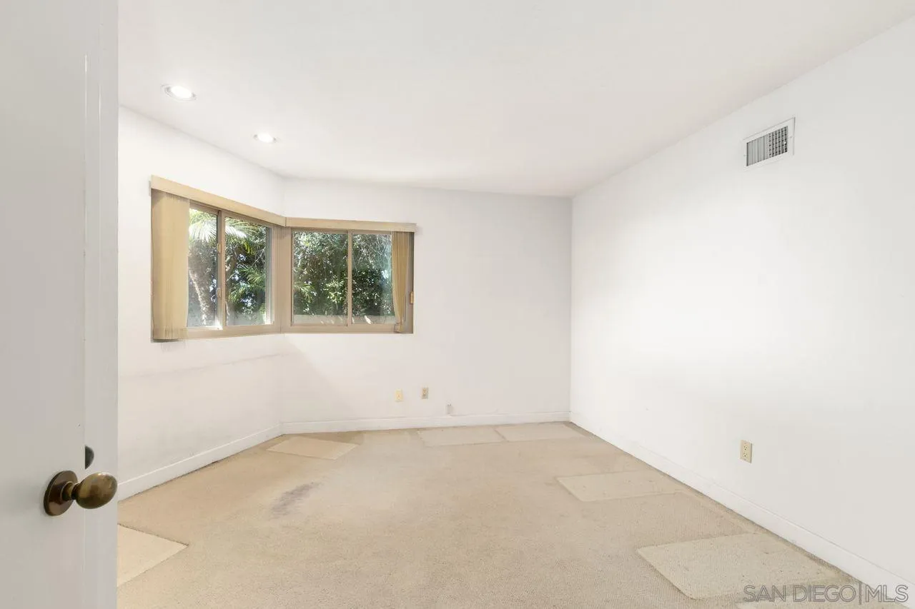 6671 Avenida La Reina