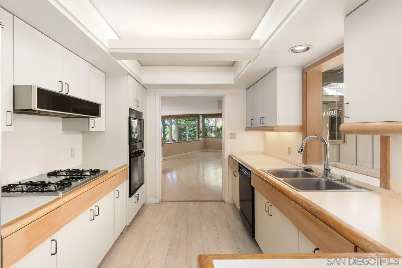 6671 Avenida La Reina