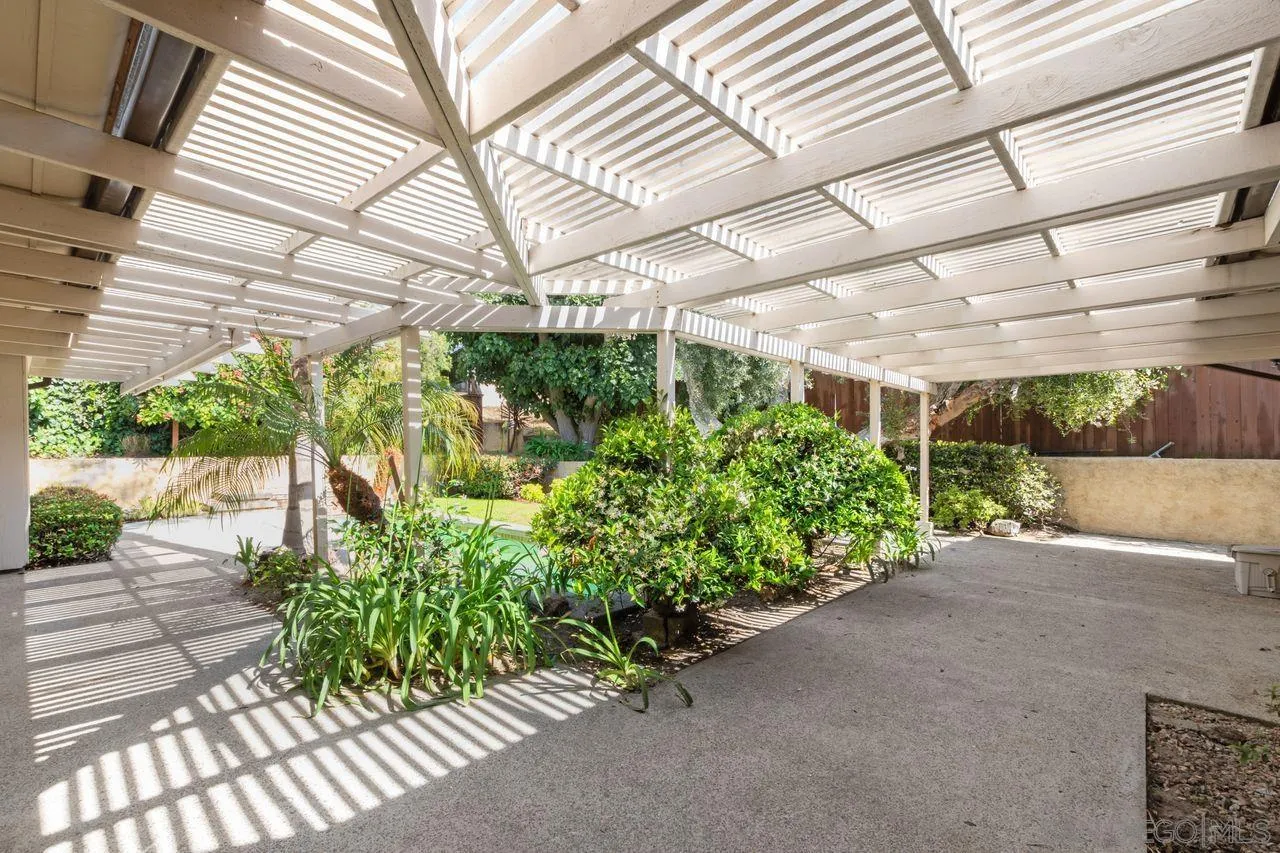 6671 Avenida La Reina