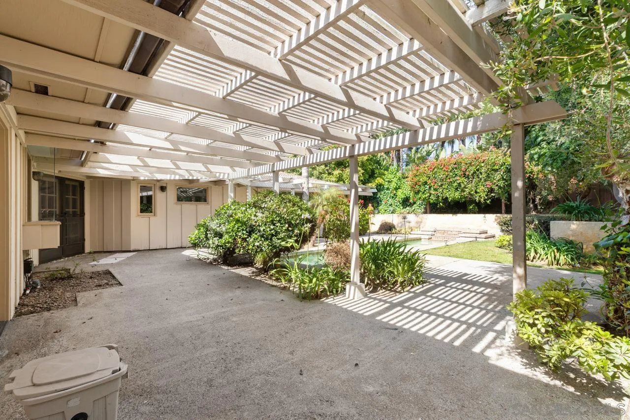 6671 Avenida La Reina