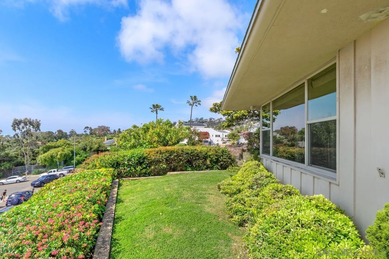 6671 Avenida La Reina