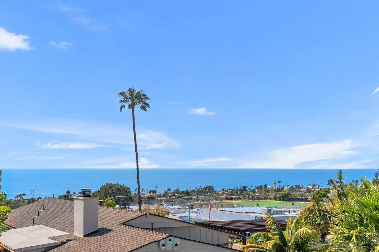 6671 Avenida La Reina