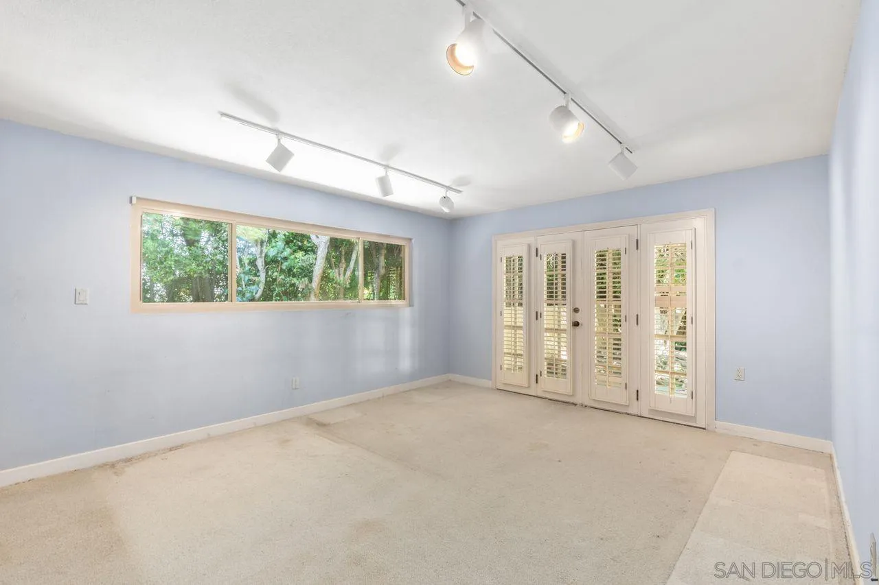 6671 Avenida La Reina