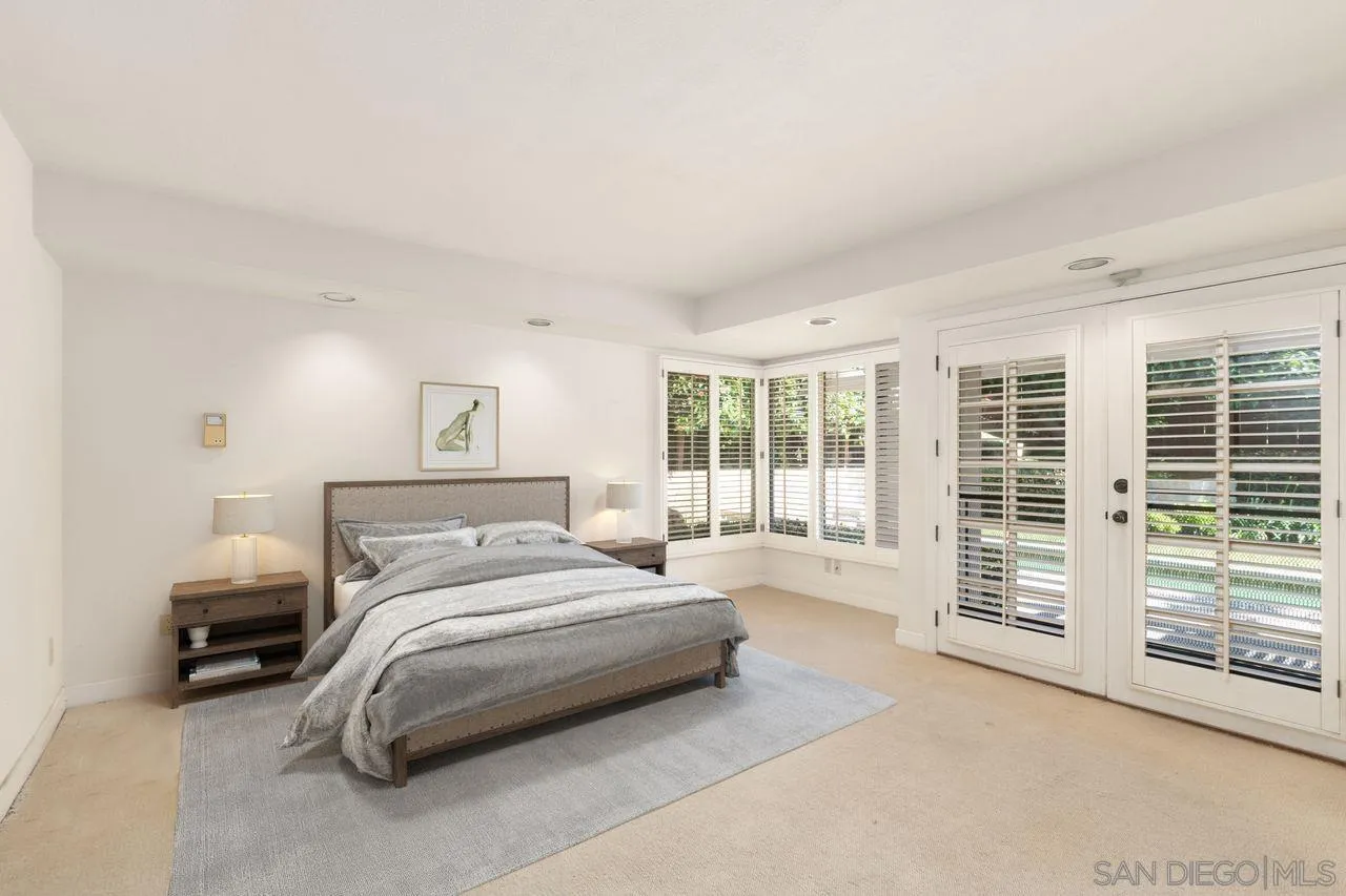 6671 Avenida La Reina