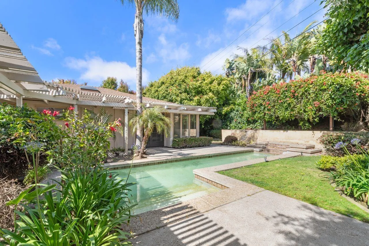 6671 Avenida La Reina