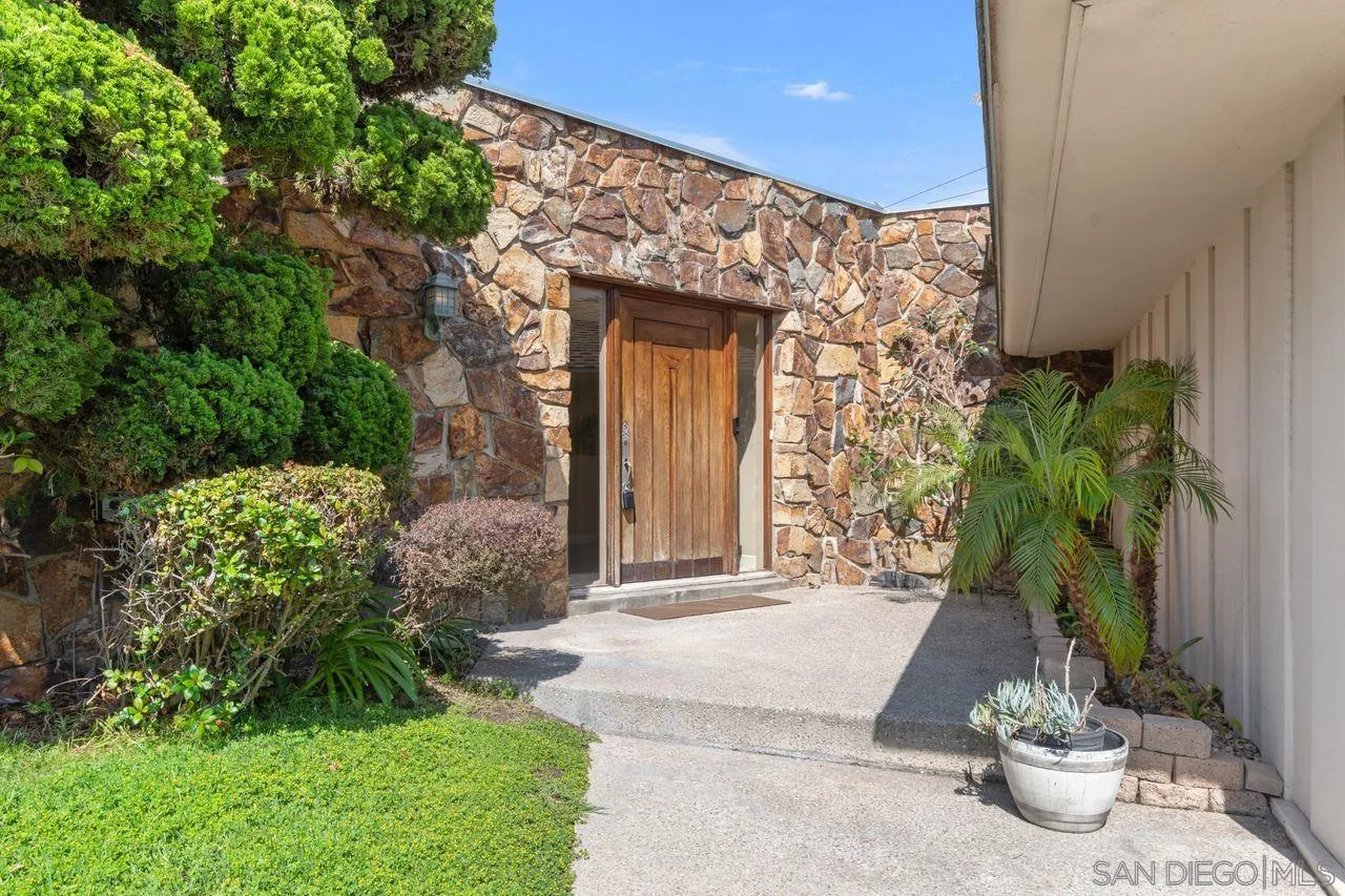 6671 Avenida La Reina