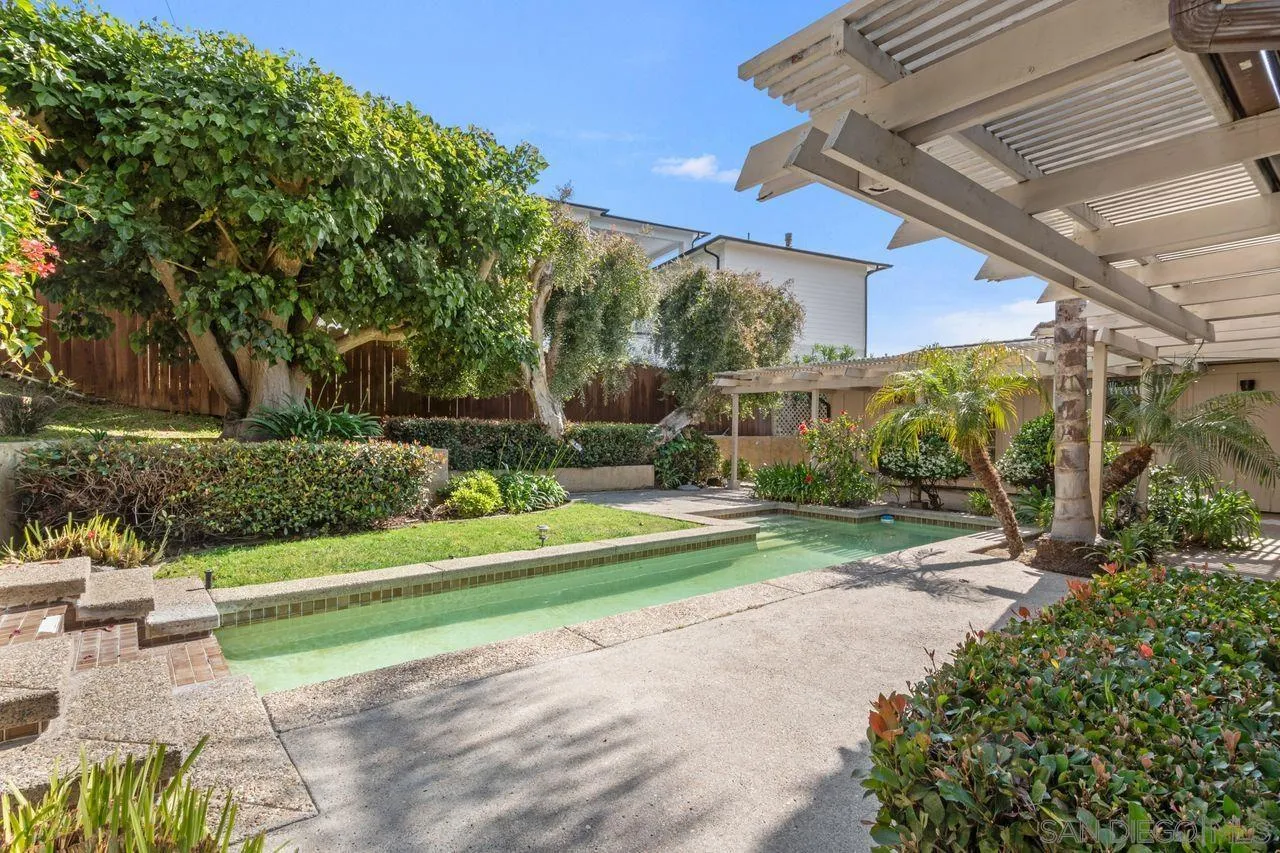 6671 Avenida La Reina