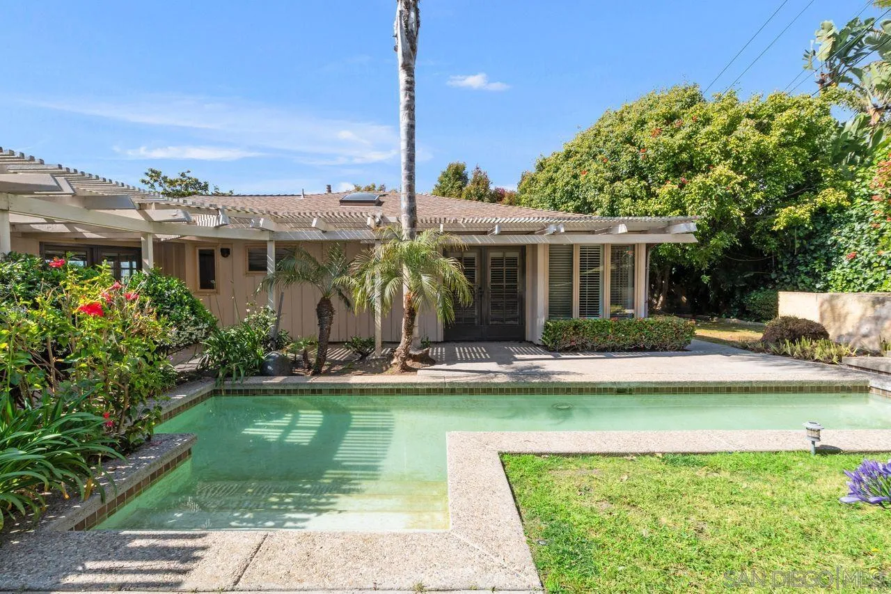 6671 Avenida La Reina