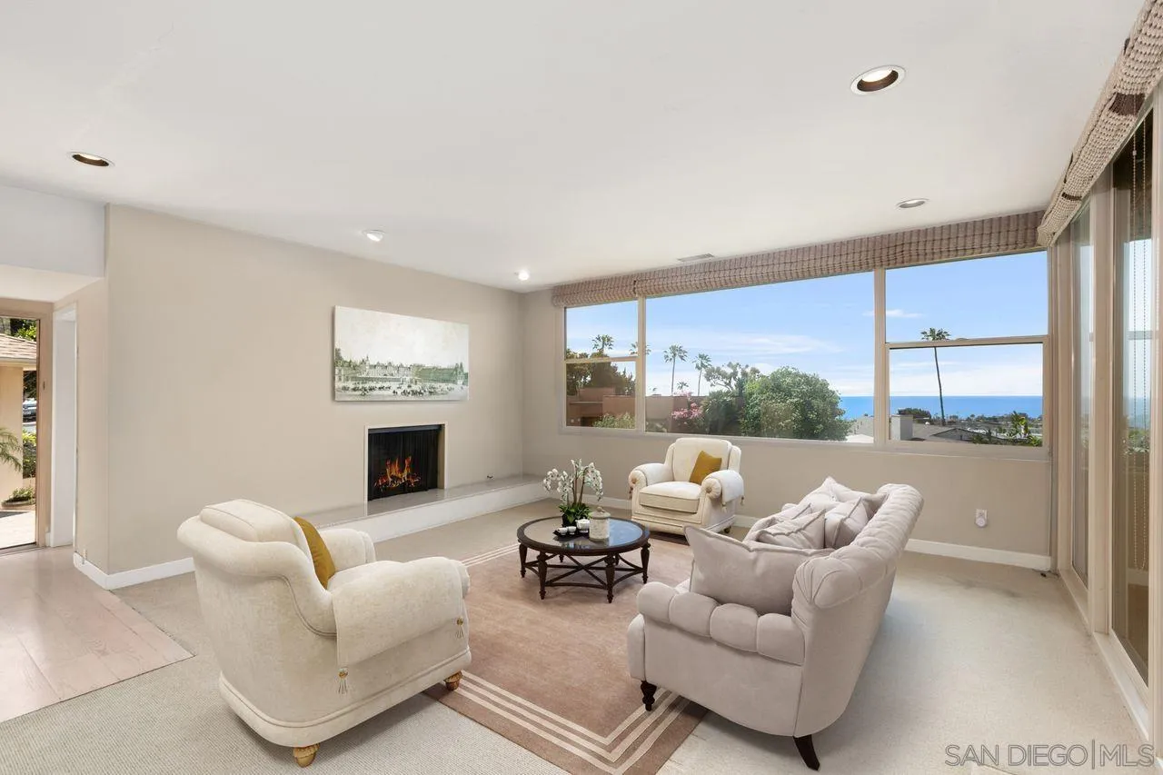 6671 Avenida La Reina