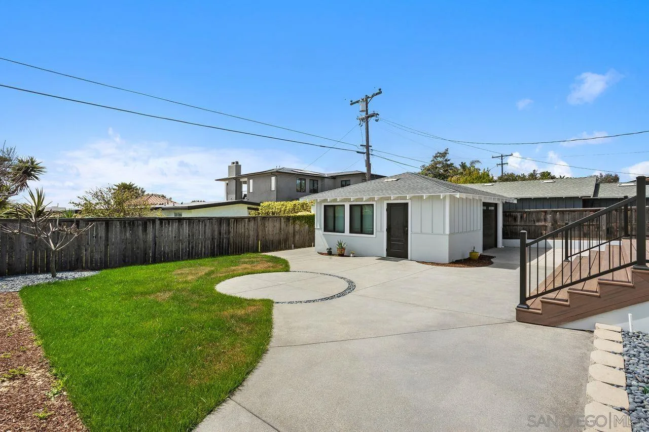 5301 Los Robles Dr