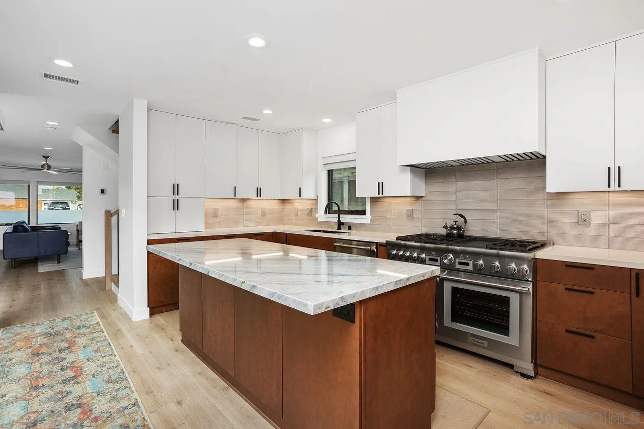 5301 Los Robles Dr
