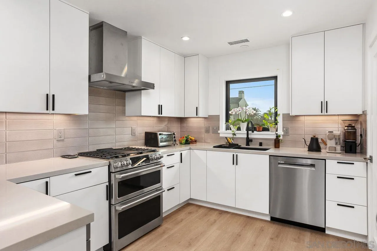 5301 Los Robles Dr