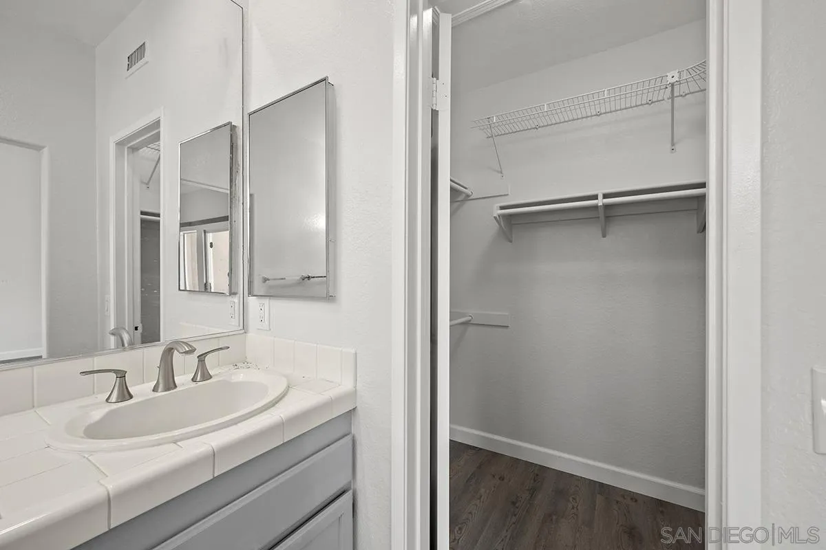 7274 Shoreline Dr Unit 117