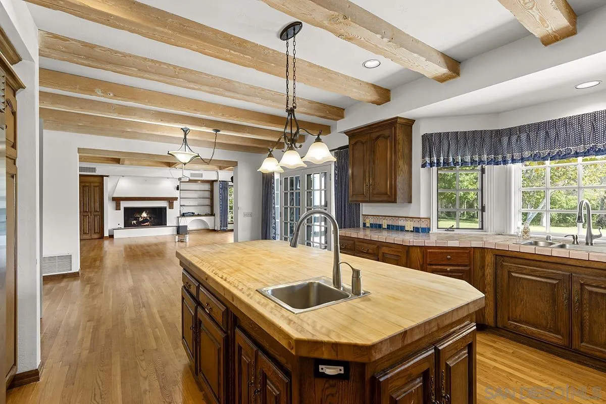 6350 Calle Del Campanario