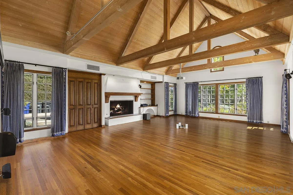 6350 Calle Del Campanario