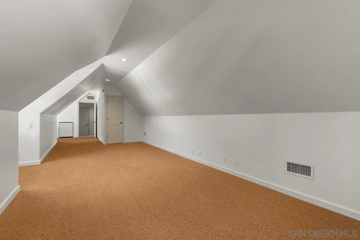 6350 Calle Del Campanario