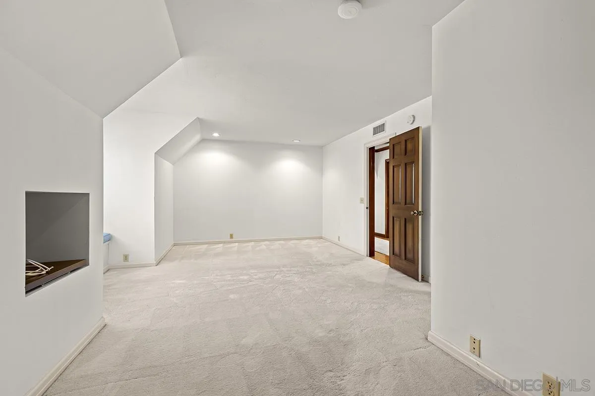 6350 Calle Del Campanario