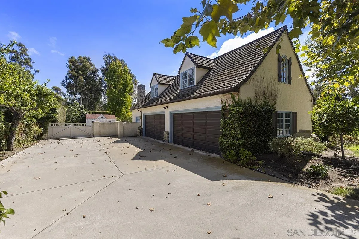 6350 Calle Del Campanario