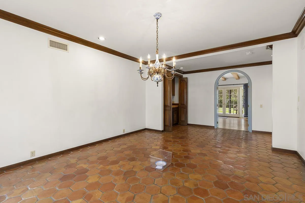 6350 Calle Del Campanario