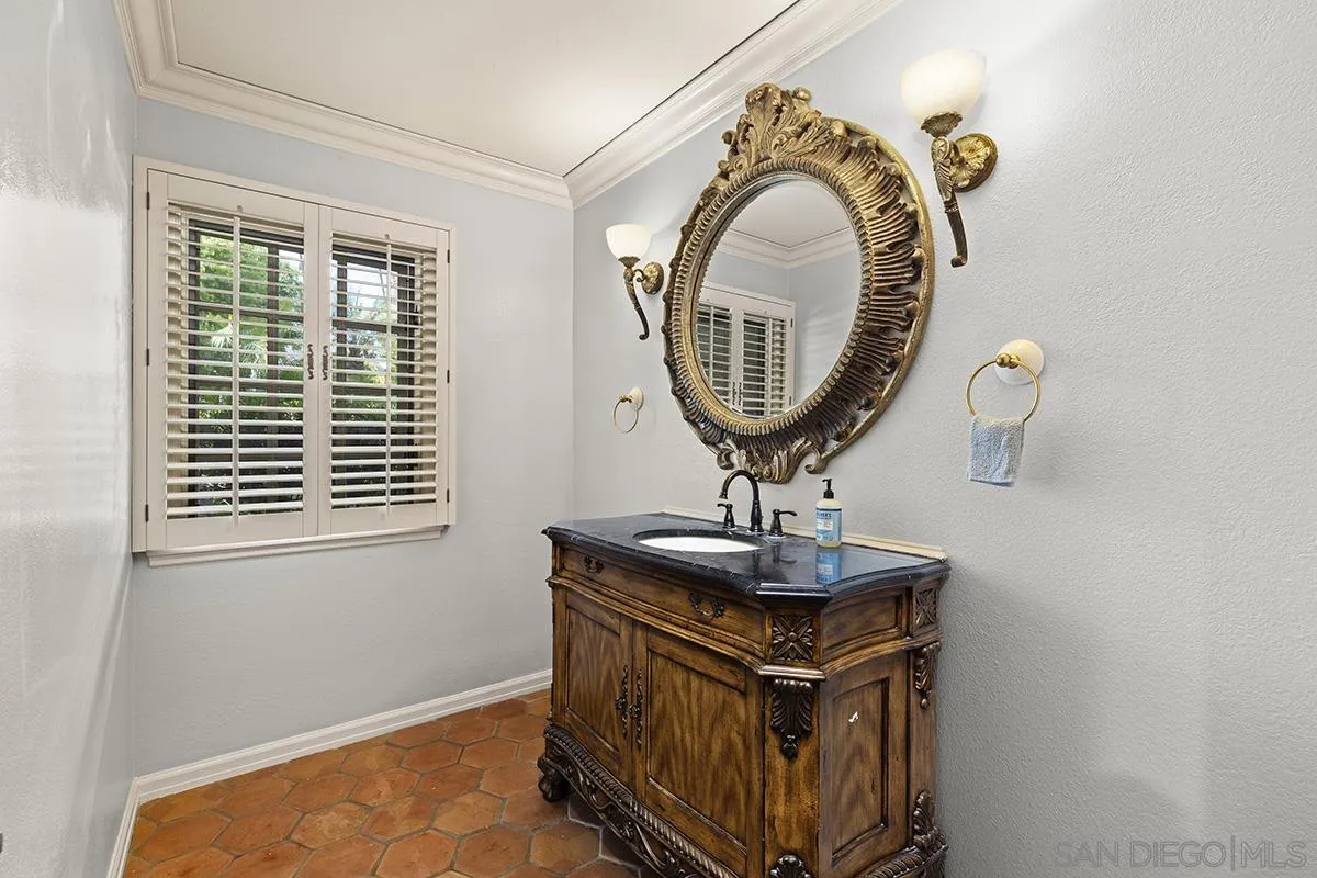 6350 Calle Del Campanario