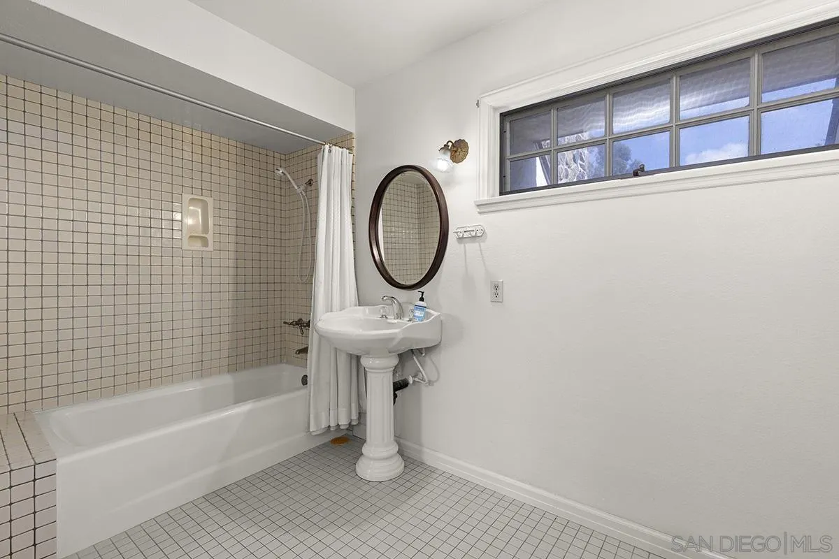 6350 Calle Del Campanario