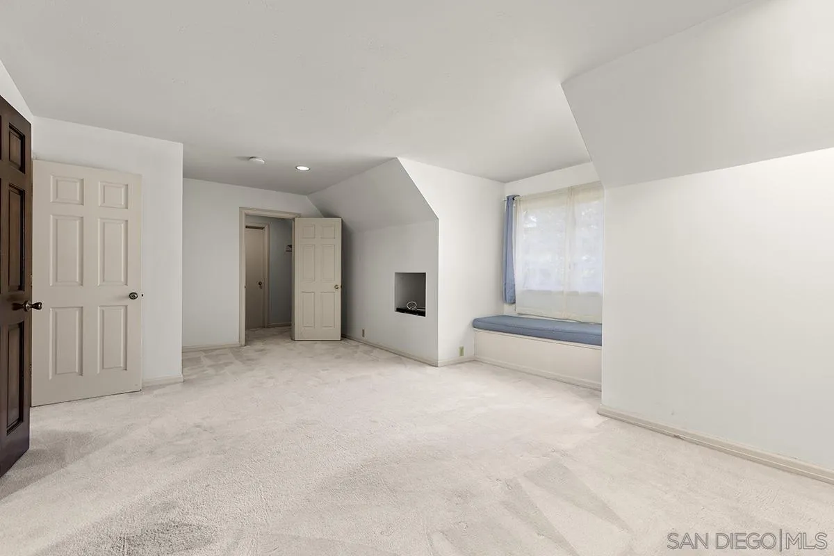 6350 Calle Del Campanario