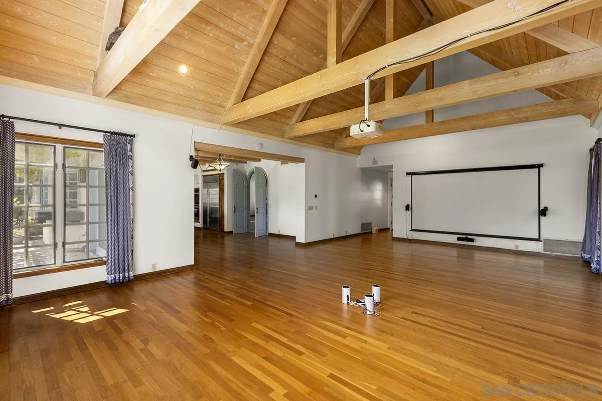 6350 Calle Del Campanario