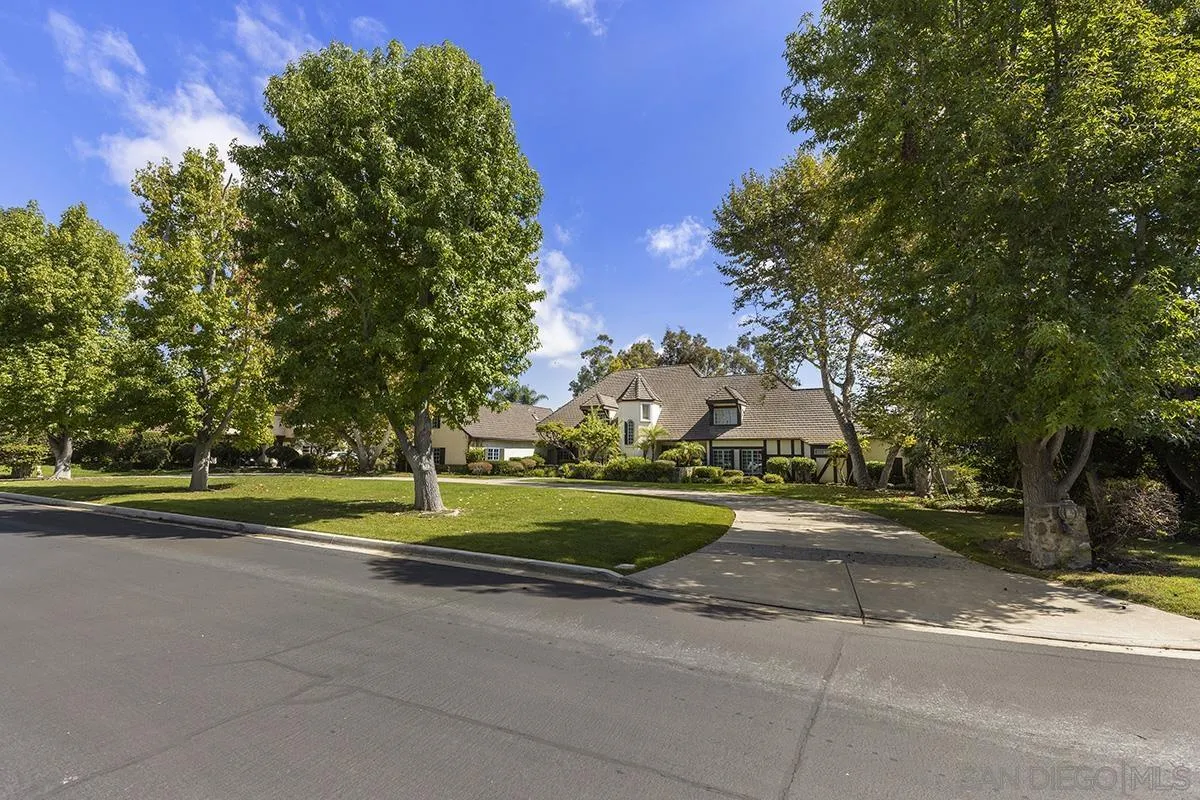 6350 Calle Del Campanario