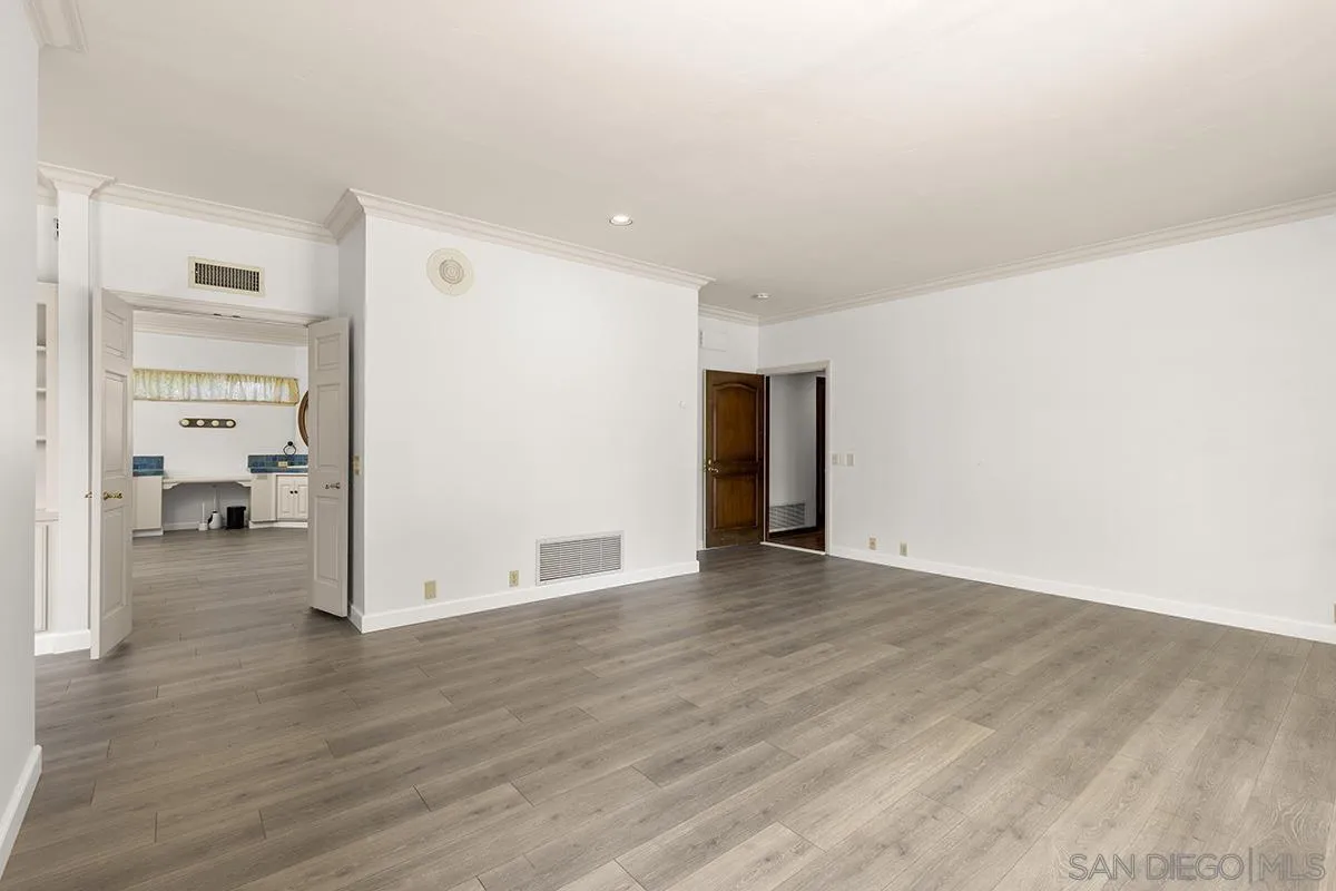 6350 Calle Del Campanario